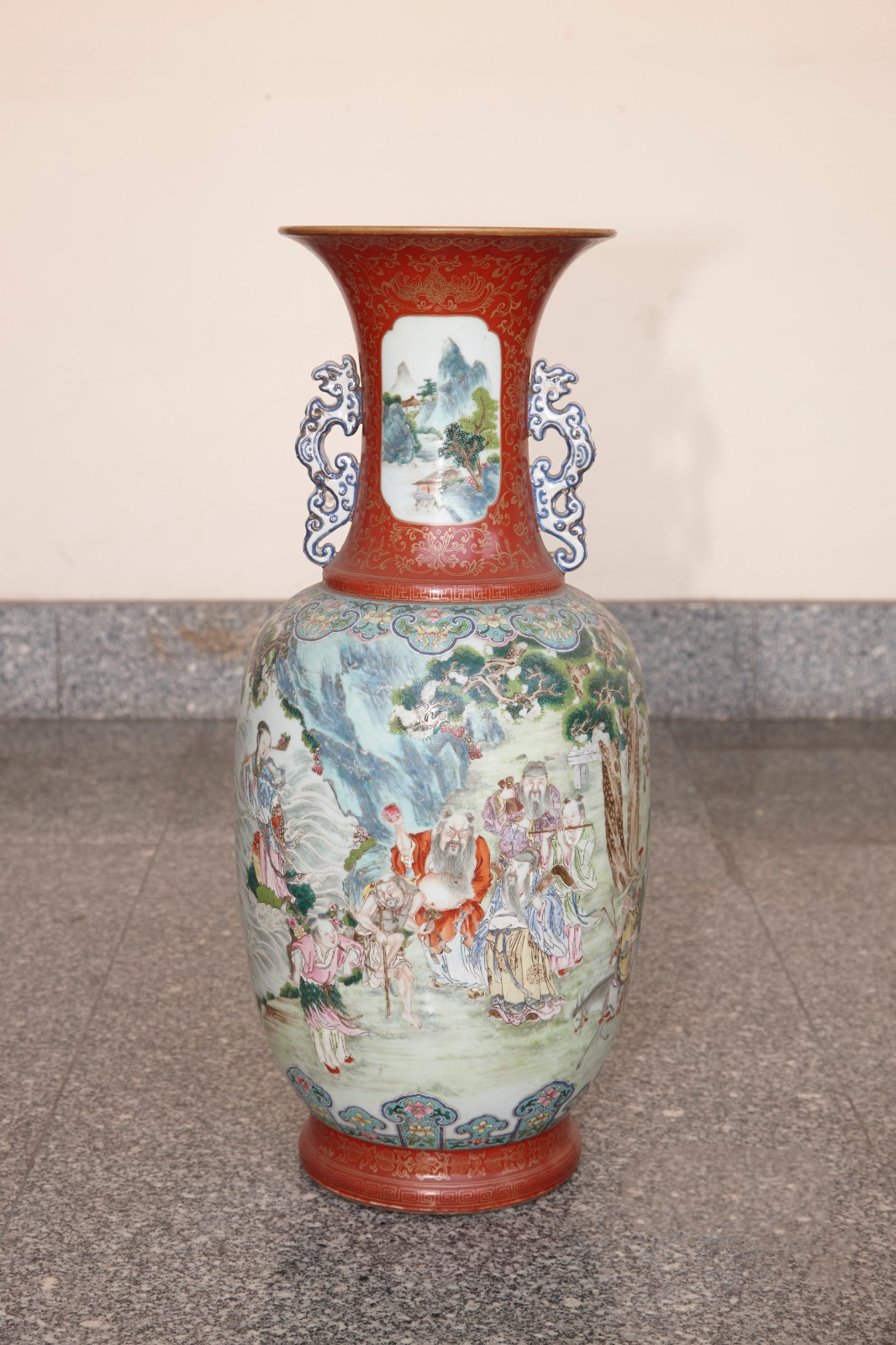 清朝粉彩山水人物文瓶 清朝粉彩山水人物文瓶 中国 大清乾隆年製款 青花 山水